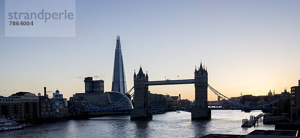 Tower Bridge und The Shard bei Dämmerung  London  England  Großbritannien