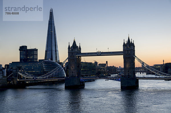 Tower Bridge und The Shard bei Dämmerung  London  England  Großbritannien