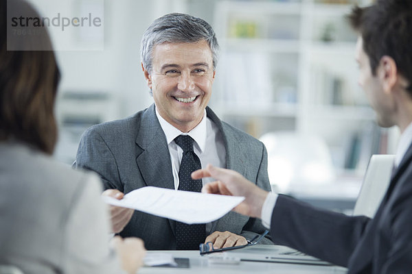 Geschäftsmann lächelt bei Treffen mit Kunden