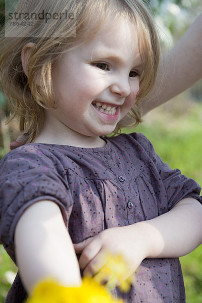Kleines Mädchen lächelt im Freien