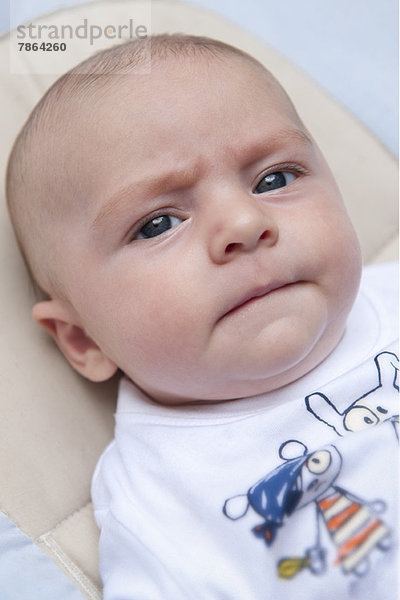 Baby mit gefurchten Augenbrauen