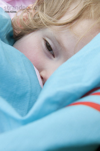 Kleines Mädchen schlafend mit Decke  Nahaufnahme