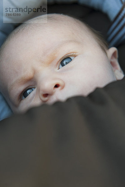 Baby mit teilweise mit Decke bedecktem Gesicht