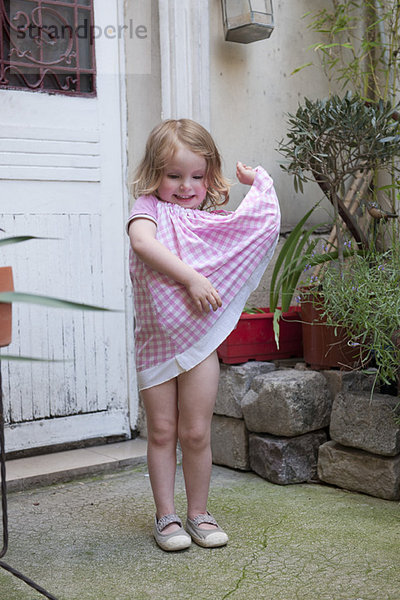 Kleines Mädchen spielt mit Kleid  Portrait