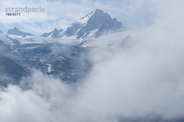 Schneebedeckte Berge und Gletscher