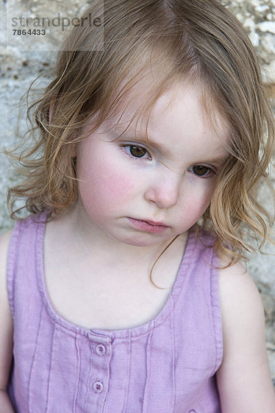 Kleines Mädchen schaut traurig weg  Portrait
