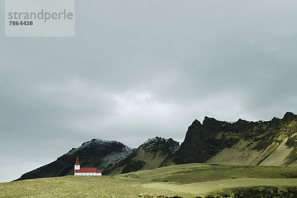 Kirche auf Berghintergrund Vik  Island