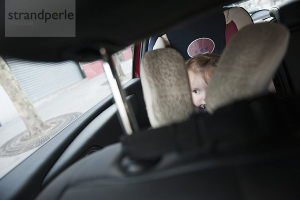 Kleines Mädchen im Autositz sitzend