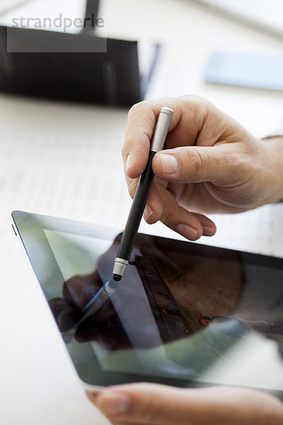 Mann mit digitalem Tablett und Stift  beschnitten