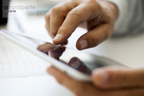 Mann mit Touchscreen auf digitalem Tablett  beschnitten
