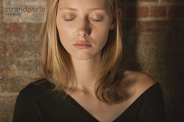 Junge Frau mit geschlossenen Augen  Portrait