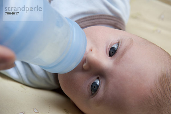 Babytrinken aus der Babyflasche  Nahaufnahme