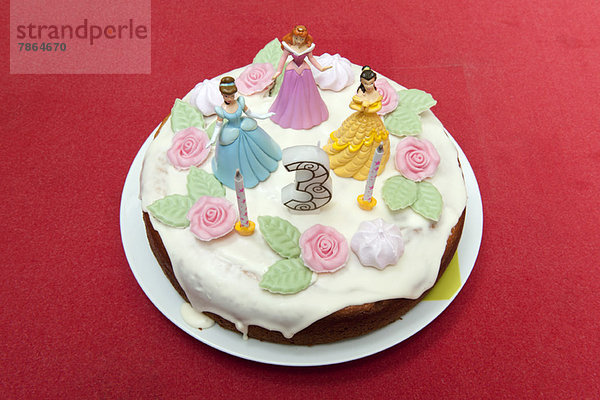 Geburtstagskuchen für Dreijährige mit Prinzessinnenfiguren verziert
