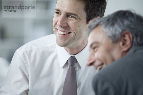 Geschäftsleute lächeln während des Treffens