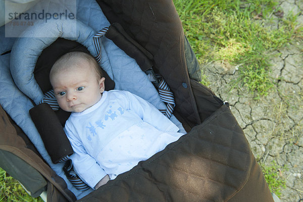 Baby im Kinderwagen im Freien