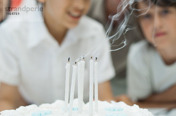 Ausgeblasene Kerzen auf Kuchen mit Rauchfahne