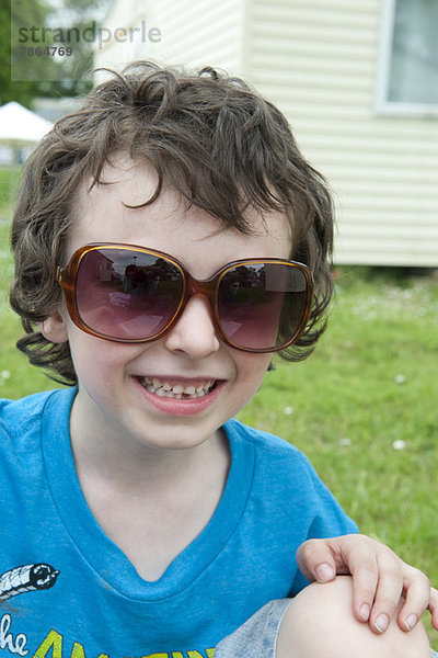Junge mit Sonnenbrille  Portrait