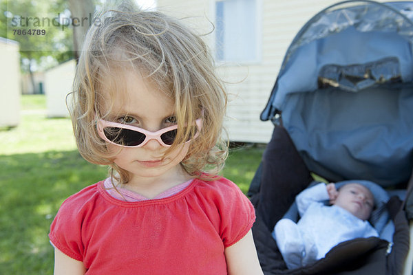 Kleines Mädchen mit Sonnenbrille  Portrait