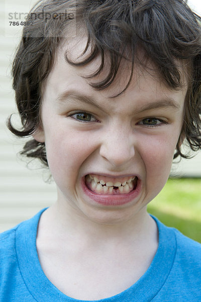 Junge grimassiert  zeigt fehlenden Zahn  Porträt