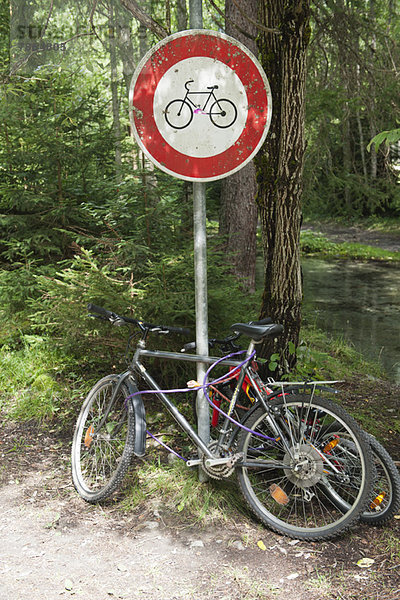 Fahrräder mit Fahrradwegweiser verriegelt