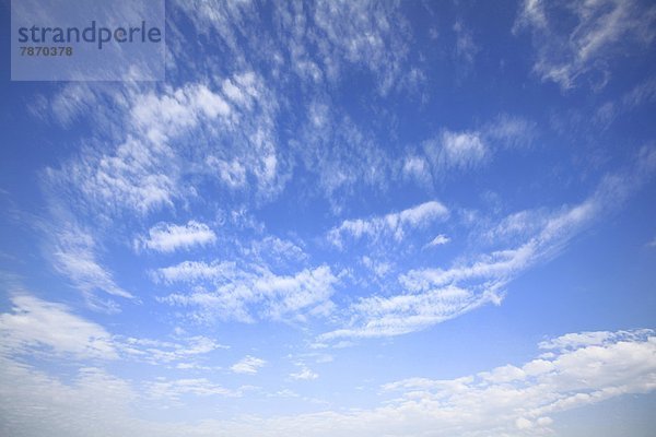 Blauer Himmel und weiße Wolken