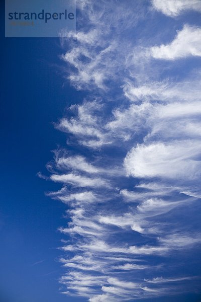 Blauer Himmel und Wolken