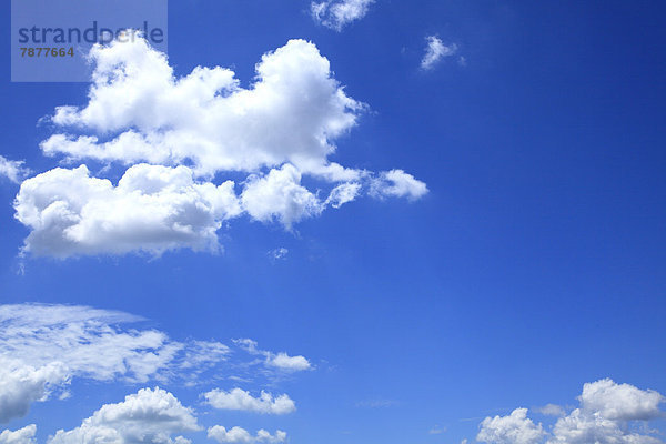 Blauer Himmel und Wolken