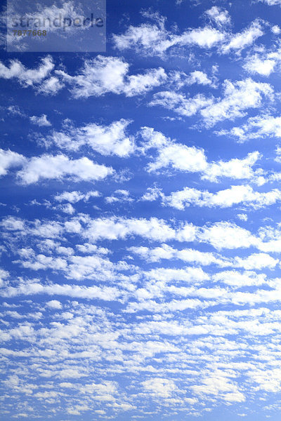 Blauer Himmel und Wolken