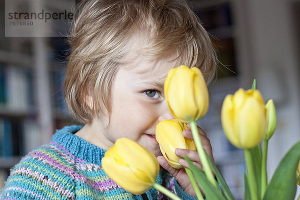 Blondes Mädchen mit Tulpen