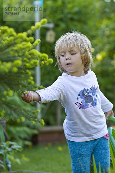 Blondes Mädchen im Garten