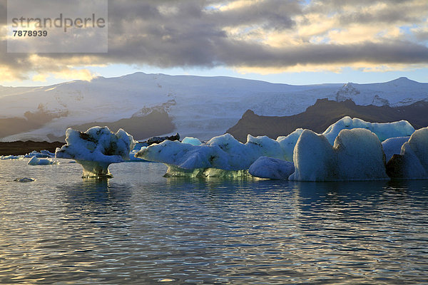 Eisberge im Gletschersee Jökulsarlon  Vatnajökull-Nationalpark  Island  Europa