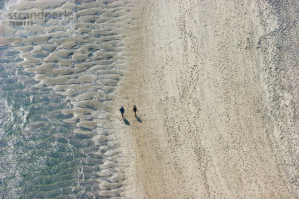 Paar spaziert am Strand von Sylt  Schleswig-Holstein  Deutschlnd