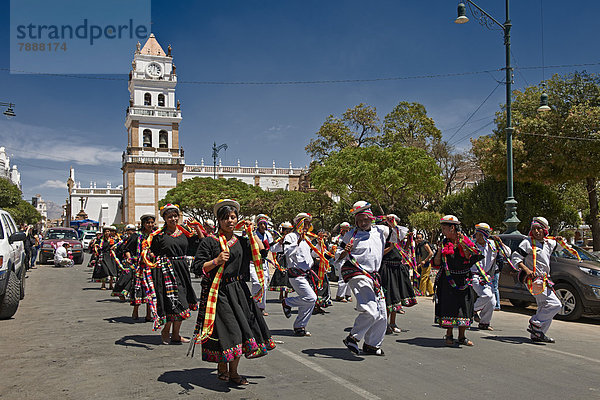 Einheimische in traditioneller Kleidung tanzen in Sucre  Bolivien