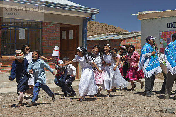 Quechua-Kinder in einem Dorf nahe San Antonio de Lipez  Anden  Bolivien