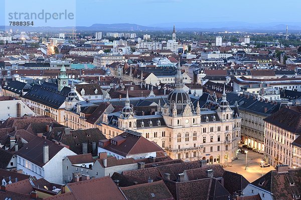 Stadtansicht von Graz zur blauen Stunde  Steiermark  Österreich