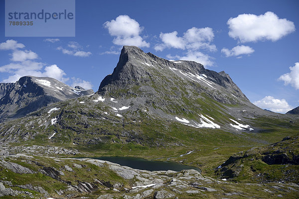 Die Berge Storgrovfjellet und Stigbotthornet an der Reichsstraße 63