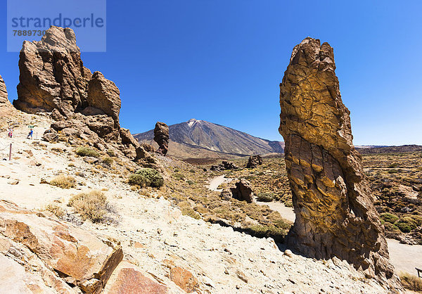 Lavafelsen  hinten der Vulkan Pico del Teide  Teide-Nationalpark  UNESCO-Weltnaturerbe