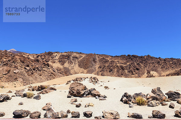 Dünenlandschaft mit Lavafelsen im Teide-Nationalpark  UNESCO-Weltnaturerbe