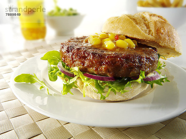 Beef Burger  Hamburger  im Brötchen mit Salat und Beilage