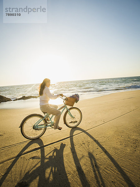 Frau  Strand  fahren  mischen  Fahrrad  Rad  Mixed