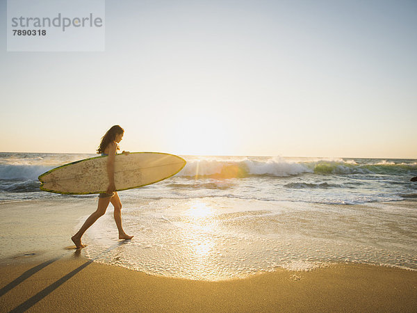 Frau  tragen  Strand  Surfboard  mischen  Mixed