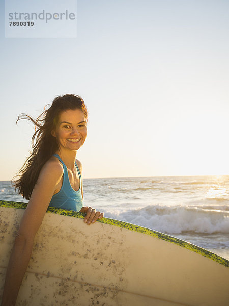 Frau  tragen  Strand  Surfboard  mischen  Mixed