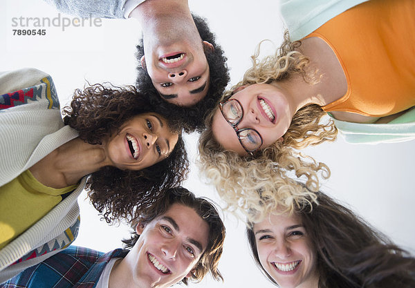 Zusammenhalt  Freundschaft  Kreis  zusammengekauert