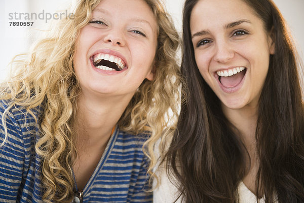 Frauen zusammen lachen