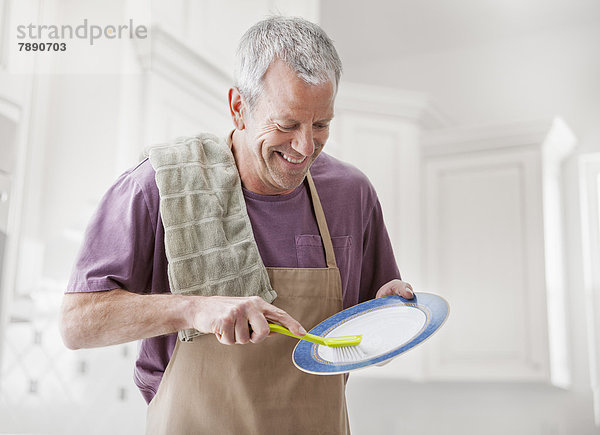 Europäer  Mann  waschen  Küche  Essgeschirr