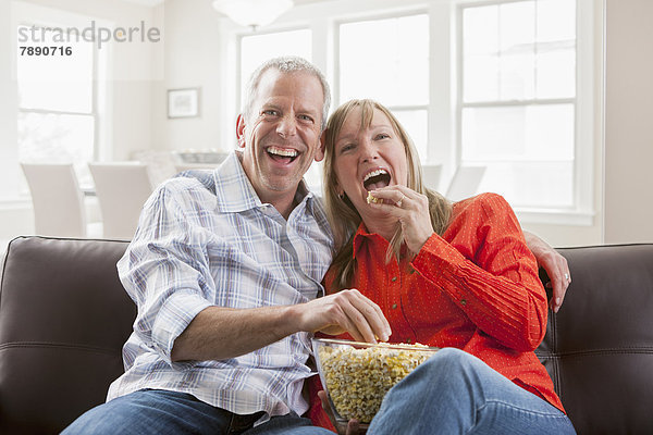 Europäer  Couch  essen  essend  isst  Popcorn