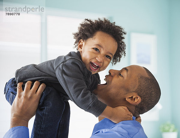 Innenaufnahme  Spiel  Menschlicher Vater  Sohn