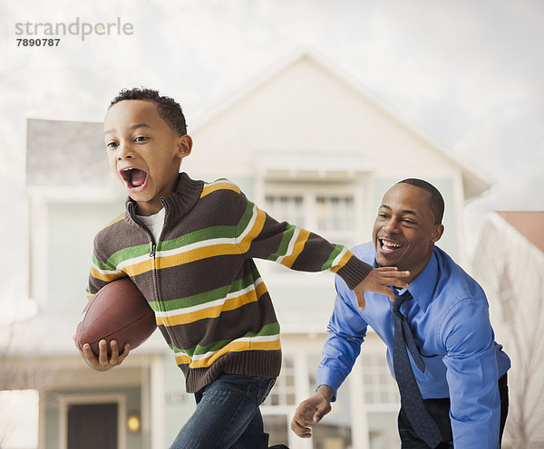 Menschlicher Vater Sohn Football spielen