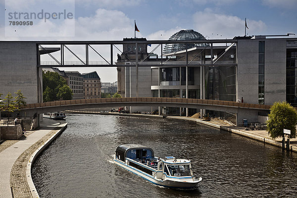 Segeln  Städtisches Motiv  Städtische Motive  Straßenszene  Straßenszene  Berlin  Hauptstadt  unterhalb  Boot  Brücke  Deutschland