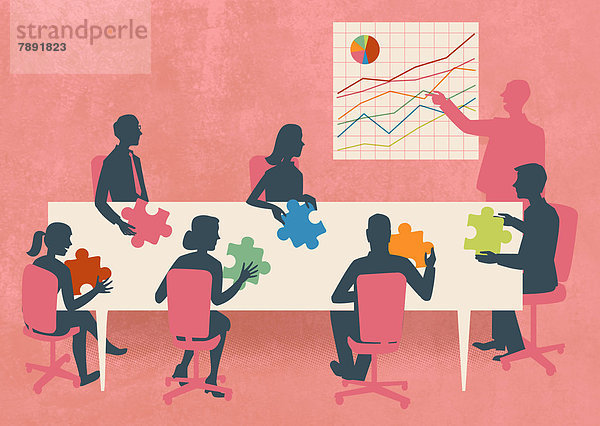 Geschäftsleute mit bunten Puzzleteilen in einer Besprechung
